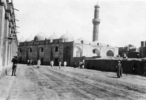 مسجد في شارع النهر ، بغداد ، بلاد الرافدين ، الحرب العالمية الأولى ، 1918 بواسطة غير معروف