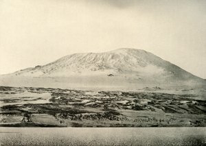 جبل إريبوس ... الحفرة القديمة على اليسار ، c1908 ، 1909. بواسطة غير معروف