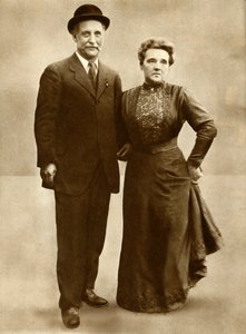 السيد والسيدة جورج لانسبري في عام 1910 ، 1935. بواسطة غير معروف