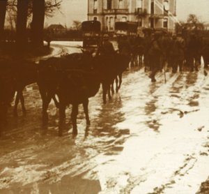 قطار بغل مع الإمدادات ، فردان ، شمال فرنسا ، c1914-c1918 بواسطة غير معروف