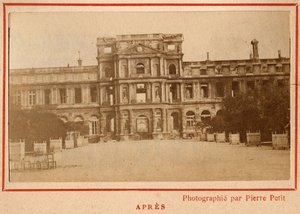بلدية باريس (1871): منظر لقصر التويلري في باريس بعد حريق مايو 1871. صورة بيير بيتيت. طباعة على كرتون ، خافت. 9x5،4 سم بواسطة غير معروف