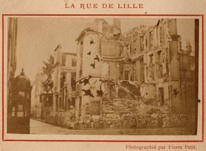 بلدية باريس (1871): منظر للمباني المدمرة في شارع دي ليل في باريس في مايو 1871. صورة بيير بيتيت. طباعة على كرتون ، خافت. 9x5،4 سم بواسطة غير معروف