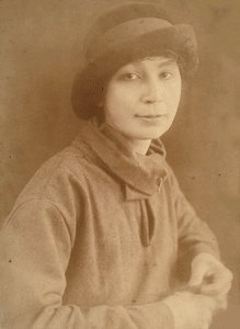 ناتاليا سيرجيفنا غونشاروفا 1881-1962 في باريس ، 1917. بواسطة غير معروف
