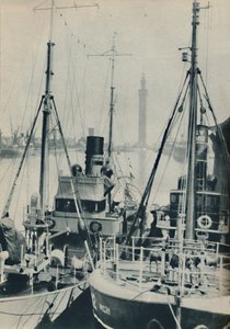Naval Trawler ، HMS Liffy إلى جانب سفينة صيد Grimsby في أحواض Grimsby ، 1937 بواسطة غير معروف