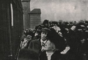 تم نشر إخطار رسمي بوفاة الملك إدوارد السابع خارج قصر باكنغهاممايو 1910. بواسطة غير معروف