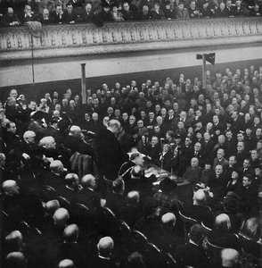 في 27 يناير ، خاطب السيد تشرشل جمهورًا في قاعة التجارة الحرة ، مانشستر ، 1913 ، 1945 بواسطة غير معروف