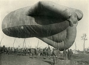 واحدة من بالونات المراقبة الخاصة بنا ، 1919. بواسطة غير معروف