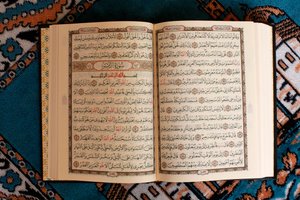 فتح مصحف وسجادة صلاة تونس بواسطة غير معروف