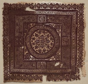 زخرفة مع عقدة متشابكة رمزية ، 400 - 600 ثانية. بواسطة غير معروف