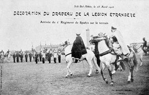 استعراض علم الفيلق الأجنبي الفرنسي ، سيدي بلعباس ، الجزائر ، 28 أبريل 1906 بواسطة غير معروف