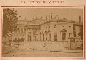 كومونة باريس (1871): منظر لقصر جوقة الشرف أو فندق دي سالم في باريس بعد حريقه في مايو 1871. صورة بيير بيتيت. طباعة على كرتون ، خافت. 9x5،4 سم بواسطة غير معروف