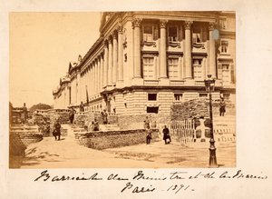 Paris Commune (1871): view of the barricade of Place de la Concorde in front of the Ministry of Marine (Hotel de la Marine or also Hotel du Garde Meuble) in Paris. Anonymous photography. Print on cardboard Dim. 22x14 cm بواسطة غير معروف