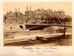 كومونة باريس (1871): منظر لجسر أركول وفندق دي فيل بعد حريق مايو 1871. تصوير مجهول. اطبع على الورق المقوى بواسطة غير معروف