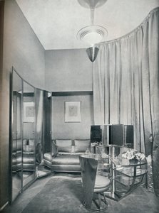 جزء من غرفة تبديل الملابس من الساتان الرمادي المعدني المطلي بالكروم ، من تصميم Eugene Printz من P بواسطة غير معروف