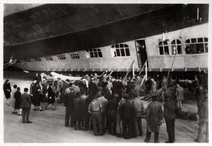 ركاب الصعود إلى زيبلين LZ 127 Graf Zeppelin ، 1933 بواسطة غير معروف