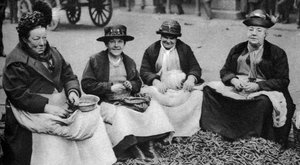 قصف البازلاء في كوفنت غاردن ، لندن ، 1926-1927 بواسطة غير معروف