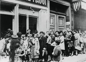 أشخاص يصطفون خارج متجر ألبان ، باريس المحتلة من قبل ألمانيا ، 26 يوليو 1940 بواسطة غير معروف