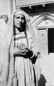 امرأة فارسية ، 1917-1919 بواسطة غير معروف
