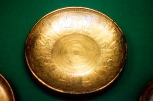 صحن من البرونز الفينيقي من نمرود ، آشور ، القرن الثامن قبل الميلاد بواسطة غير معروف