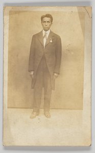 بطاقة بريدية فوتوغرافية لرجل يرتدي بدلة ، 1904-1918. بواسطة غير معروف