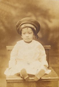 بطاقة بريدية فوتوغرافية عليها صورة طفل صغير ، 1918-1930. بواسطة غير معروف