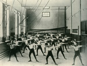 تمارين رياضية في المعهد الملكي للصم والبكم ، بوابة الفرار ، ديربي ، 1902. بواسطة غير معروف