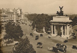 بيكاديللي و Quadriga من Constitution Hill ، c1935. بواسطة غير معروف