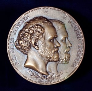 بيير جانسن وجوزيف نورمان لوكيير ، علماء الفلك الفرنسيون والإنجليز ، 1868 بواسطة غير معروف