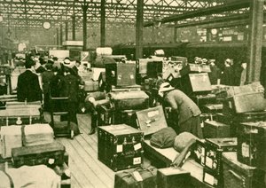 أكوام من الأمتعة في محطة تشارينج كروس ، 1930. بواسطة غير معروف