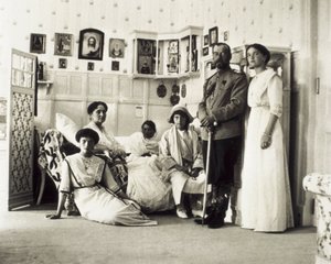 صورة للقيصر نيكولاس الثاني (1868-1918) مع عائلته ، من اليسار إلى اليمين تاتيانا ، الكسندرا (زوجته) ، أناستازيا ، ماريا ، وأولغا ، ج. 1910 (صورة ب / ث) بواسطة غير معروف