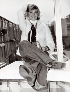 صورة للمغني والكوميدي الأسترالي أوليفيا نيوتن جون (مواليد 1949) ، لندن ، 23/05/1975 (b / w photo) بواسطة غير معروف