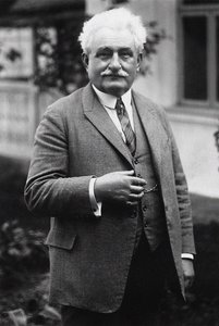 صورة للمؤلف الموسيقي ليوس جاناك 1854-1928. بواسطة غير معروف