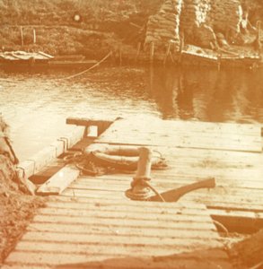 موقع على ضفة النهر ، Diksmuide ، بلجيكا c1914-c1918 بواسطة غير معروف