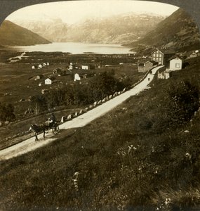 قرية جميلة ذات جدران جبلية وبحيرة Roldal ، في غرب النرويج الوعرة ، c1905. بواسطة غير معروف