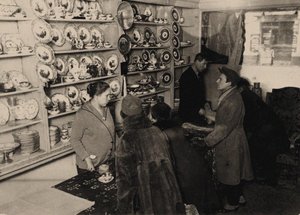 معاينة قبل المزاد لممتلكات عائلة رومانوف القيصر ، موسكو ، 1927 ، 1927. بواسطة غير معروف