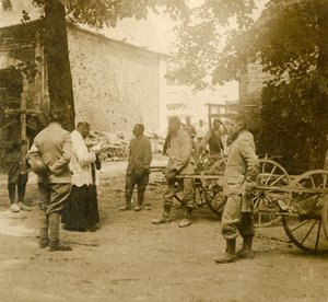 الكاهن يقول القداس في الهواء الطلق ، c1914-c1918 بواسطة غير معروف