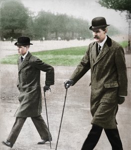 الأمير إدوارد يسير مع الأستاذ HP Hansell ، مدرسه ، في Auteuil ، فرنسا ، 1912 1936. بواسطة غير معروف