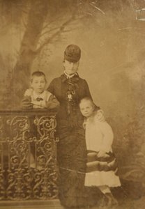 الأميرة إيكاترينا ميخائيلوفنا يوريفسكايا مع الأطفال جورجي وأولغا ، نهاية 1870s - 1880s في وقت مبكر. بواسطة غير معروف
