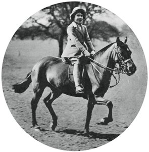 الأميرة إليزابيث على ظهور الخيل ، وندسور جريت بارك ، 1935 ، 1937 بواسطة غير معروف