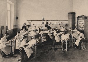 تلاميذ معهد سمولني للعذارى النبلاء في درس الرسم 1889 بواسطة غير معروف