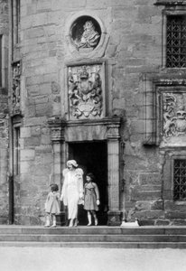 الملكة إليزابيث مع الأميرات إليزابيث ومارجريت روز ، قلعة جلاميس ، اسكتلندا ، 1937 بواسطة غير معروف
