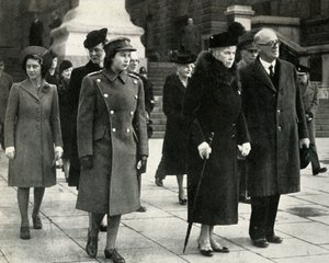 الملكة ماري ، الأميرة إليزابيث ، الأميرة مارغريت ... ، يوم الهدنة ، 1945 ، 1951. بواسطة غير معروف