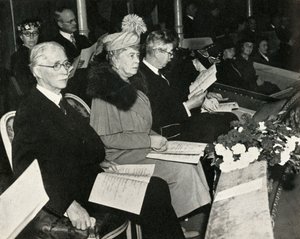 الملكة ماري في حفل عيد الشكر ، قاعة ألبرت الملكية ، 1945 ، 1951. بواسطة غير معروف