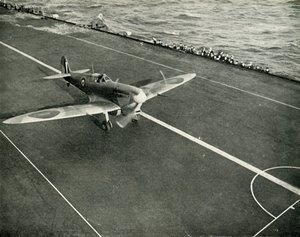 RAF Spitfire على سطح حاملة طائرات في طريقها إلى مالطا ، الحرب العالمية الثانية ، 1942 1944. بواسطة غير معروف