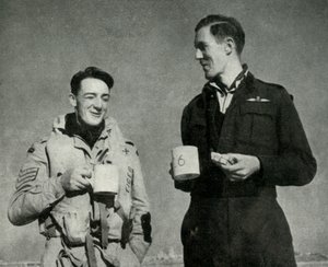 أفراد من سلاح الجو الملكي البريطاني يستمتعون بكوب من الشاي ، مالطا ، الحرب العالمية الثانية ، 1942 1944. بواسطة غير معروف