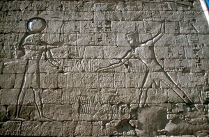 رعمسيس الثالث يضرب أعدائه أمام آمون رع ، المعبد الجنائزي ، مدينة هابو ، مصر ، القرن الثاني عشر قبل الميلاد بواسطة غير معروف
