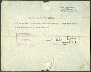 استلام سيف ياباني سابق ، HMS Venerable ، سنغافورة ، 1946 بواسطة غير معروف
