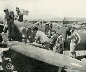 إعادة تزويد المقاتلين العصبيين بالوقود وإعادة تسليحهم ، مالطا ، الحرب العالمية الثانية ، 1942 1944. بواسطة غير معروف