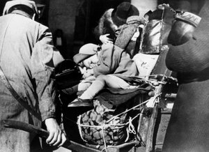 لاجئون مع أمتعتهم في Gare de lEst ، باريس ، أغسطس 1940 بواسطة غير معروف