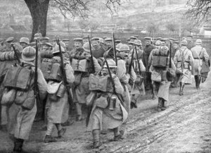 مشاة إغاثة فرنسية تمر بخط أسير ، بليسيس دي روي ، بيكاردي ، فرنسا ، 30 مارس 1918 بواسطة غير معروف